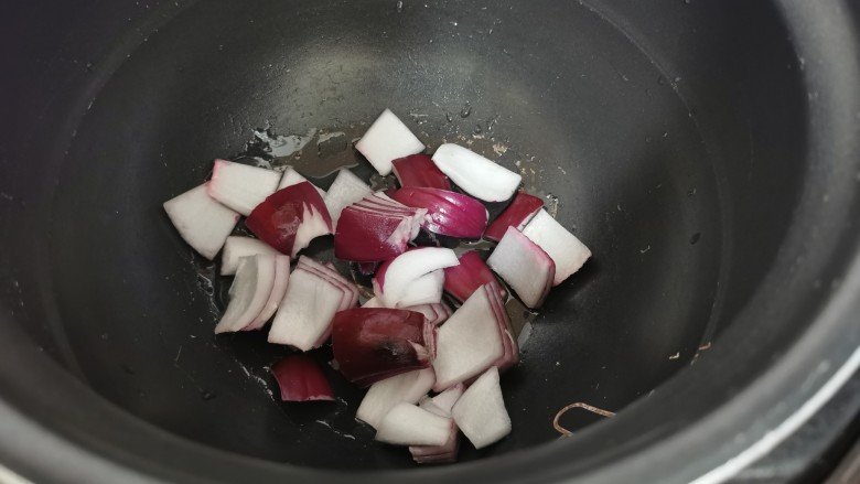 西红柿土豆炖牛肉,放入洋葱铺底