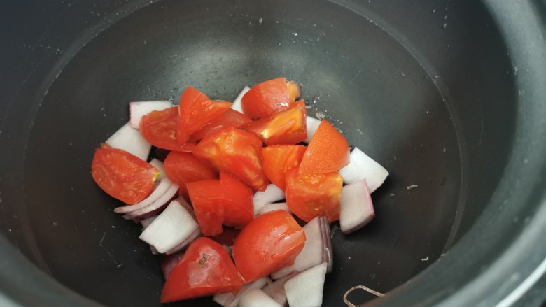 西红柿土豆炖牛肉,放入西红柿块