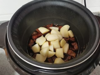 西红柿土豆炖牛肉,排压后放入土豆