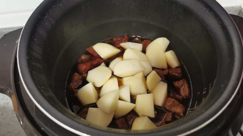 西红柿土豆炖牛肉,排压后放入土豆