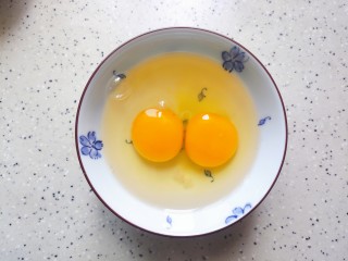 鸡蛋火腿炒饭,鸡蛋磕入碗内，不要打散