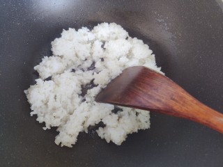 鸡蛋火腿炒饭,一边翻炒，一边用锅铲将米饭捣散