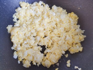 鸡蛋火腿炒饭,炒至鸡蛋液变得干燥