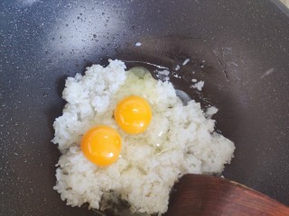 鸡蛋火腿炒饭,加入鸡蛋