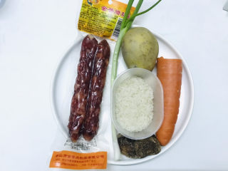 什锦香肠焖饭,准备食材:大米，香肠，胡萝卜，香菇，土豆，葱