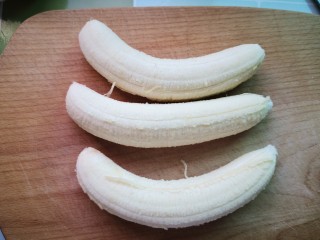 酥炸香蕉,香蕉去皮备用