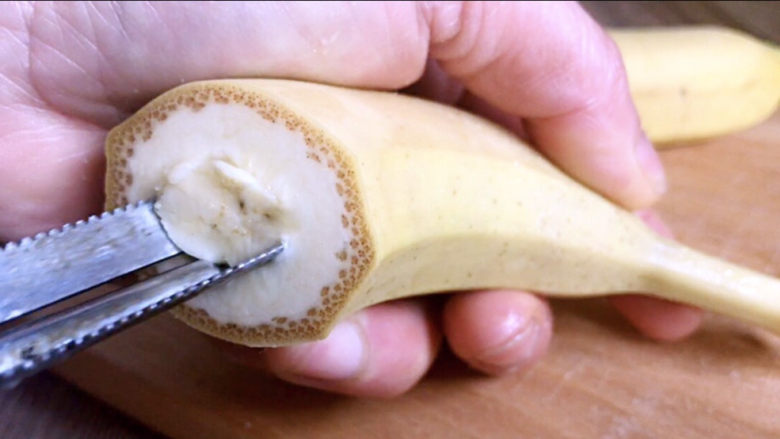 酥炸香蕉,用勺子把香蕉心的肉挖出来