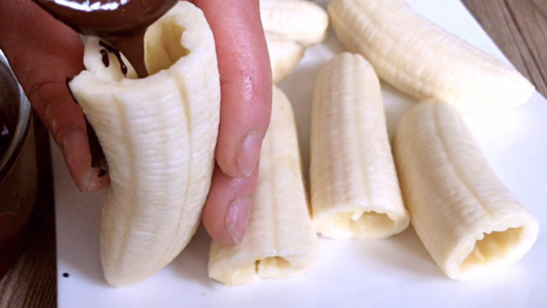酥炸香蕉,把融化好的巧克力倒入香蕉心里