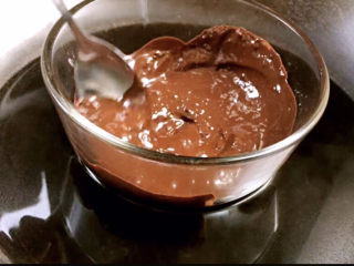酥炸香蕉,巧克力放入温水中隔水融化