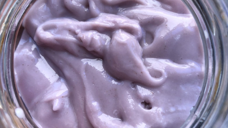 紫薯芋泥酱,趁热装入瓶中。