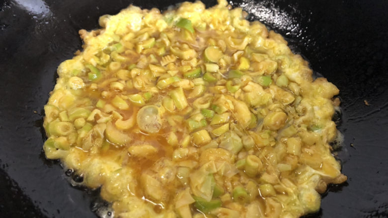 笋尖炒蛋,锅烧热后倒入食用油，倒入蛋液。