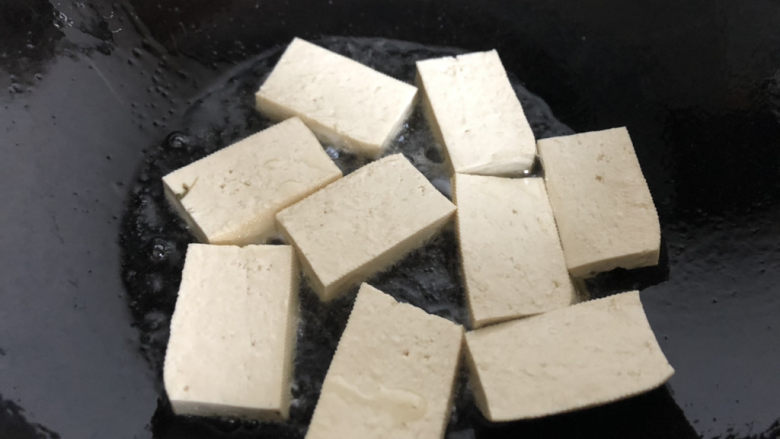 干煸豆腐,热锅冷油放入豆腐。