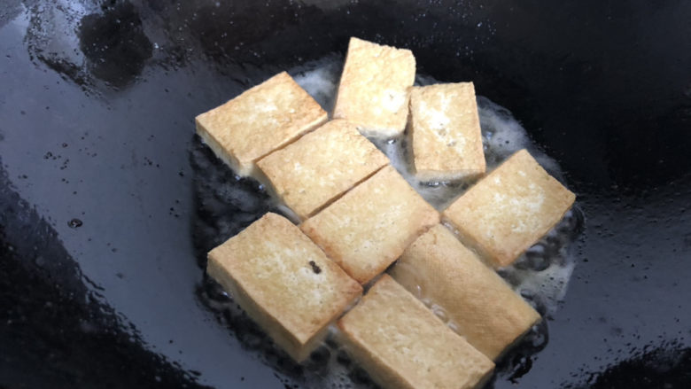 干煸豆腐,煎至两面金黄。