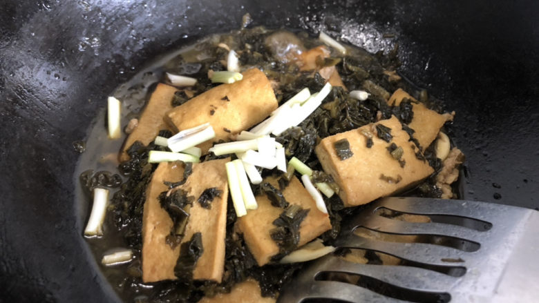 干煸豆腐,烧至豆腐入味，撒少许葱段。