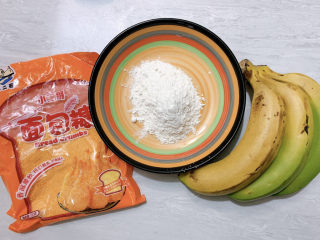 酥炸香蕉,主要食材如图所示示意，香蕉、面粉、面包糠。