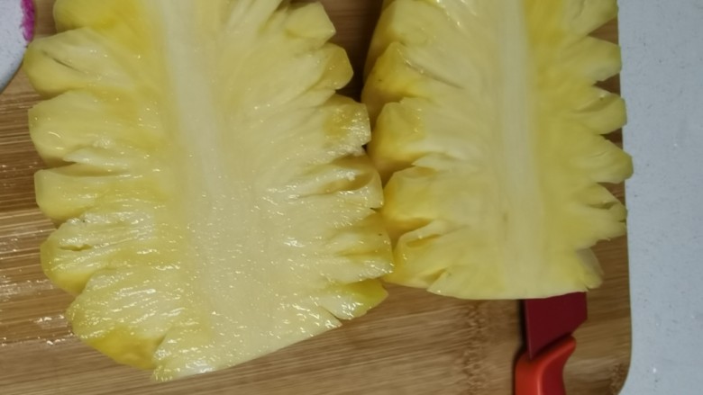 菠萝酱,取出切两半。
