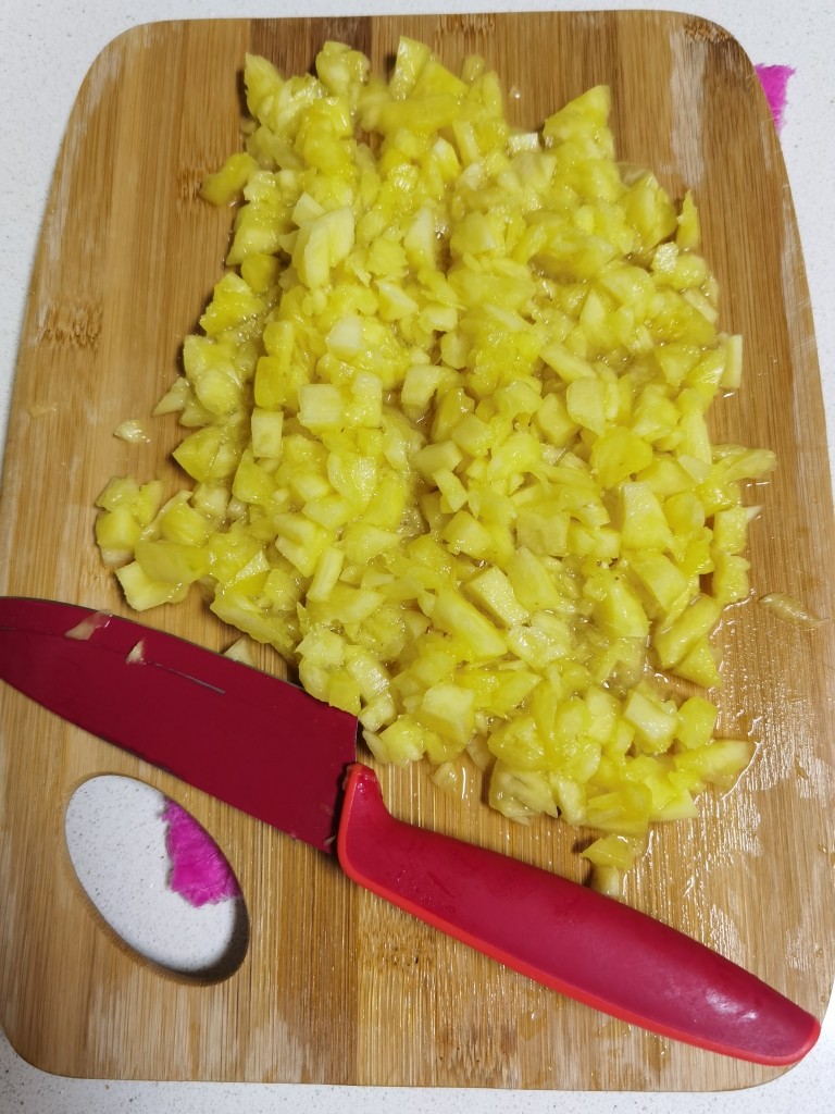 菠萝酱,取其中一半，切小剁碎