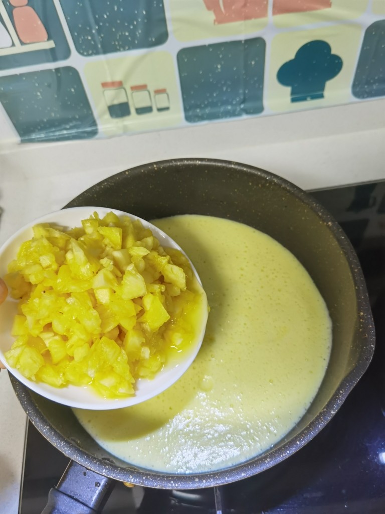 菠萝酱,打好的汁倒入锅中，再倒入切块的菠萝