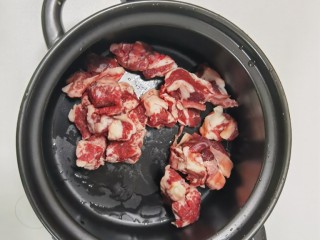 西红柿土豆炖牛肉,准备牛腩（牛肉）