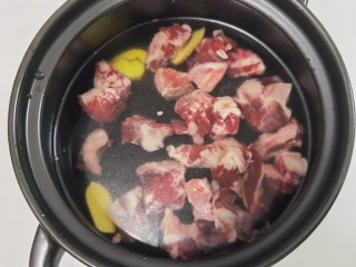 西红柿土豆炖牛肉,冷水下锅，放入姜片