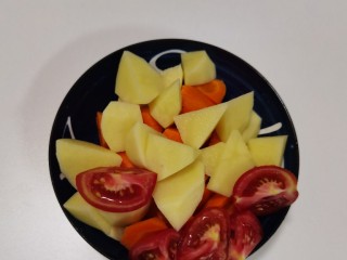 西红柿土豆炖牛肉,西红柿、土豆🥔、胡萝卜🥕洗净切块