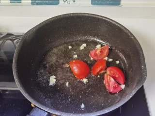 西红柿土豆炖牛肉,热锅倒油，倒入蒜蓉，加入西红柿翻炒