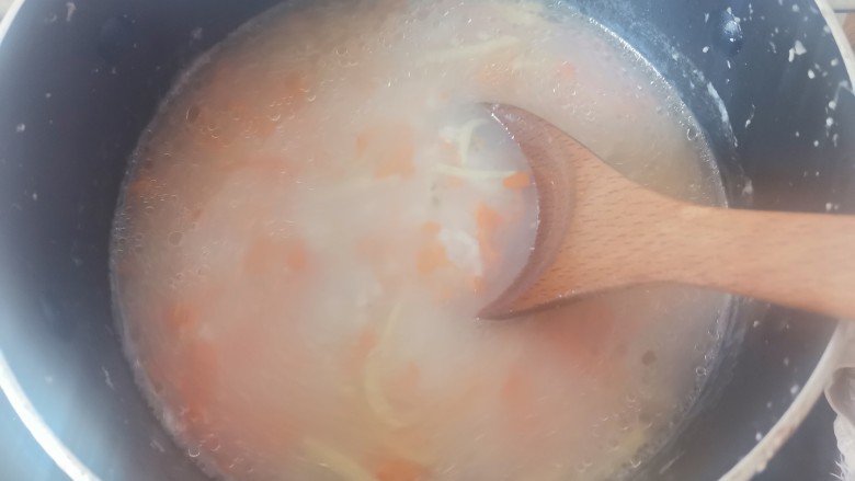 胡萝卜肉末粥,然后加入胡萝卜丁，转小火继续煮至粥浓稠