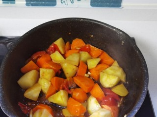 西红柿土豆炖牛肉,翻炒均匀。