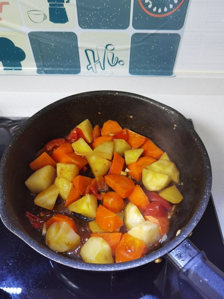 西红柿土豆炖牛肉,翻炒均匀。