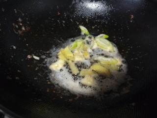 家常地三鲜,锅中留少许油炒香葱姜蒜。