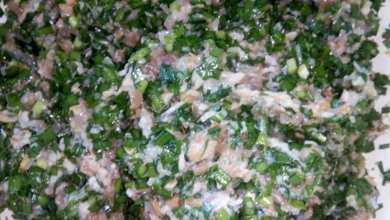 韭菜肉锅贴,将韭菜拌入。