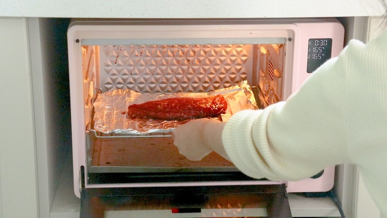 叉烧里脊肉,烤箱上下火165℃烤15分钟（没有烤箱用煎锅也可以，不过要把里脊肉切薄）