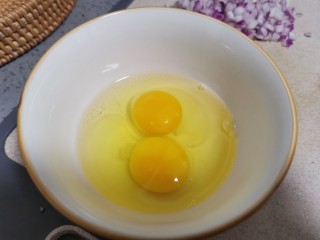 鸡蛋火腿炒饭,空碗里打入鸡蛋