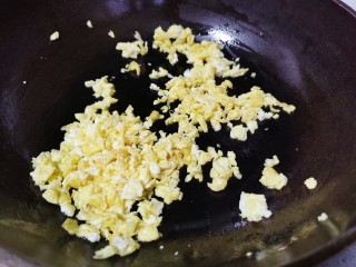 鸡蛋火腿炒饭,炒至凝固后捣碎盛出备用