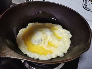 鸡蛋火腿炒饭,倒入鸡蛋液