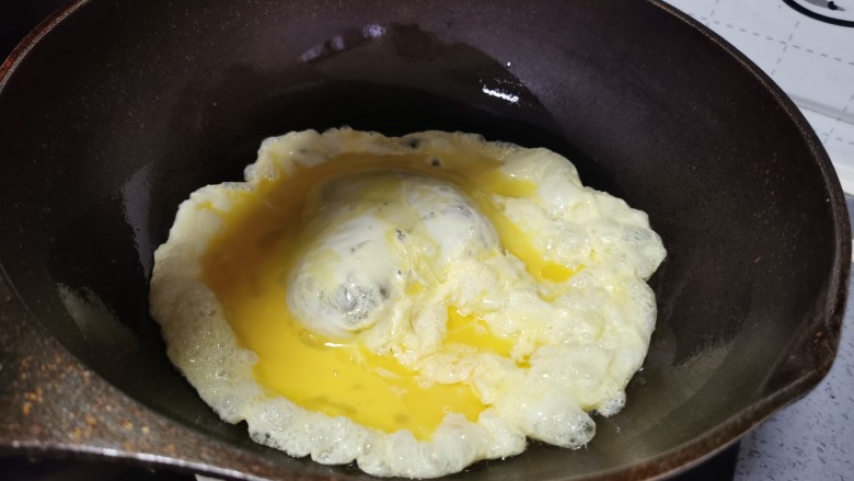 鸡蛋火腿炒饭,倒入鸡蛋液