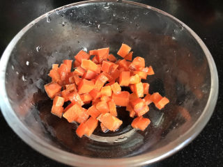蔬菜鸡肉饼,胡萝卜切碎后焯水备用