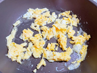 鸡蛋火腿炒饭,煎至定型后铲散