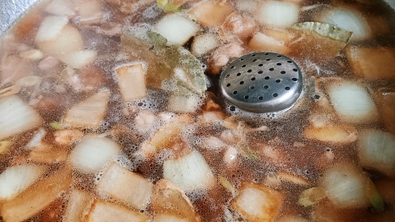 西红柿土豆炖牛肉,锅内倒入适量水，可以多倒一些，放入香料盒，大火煮开后转中火炖