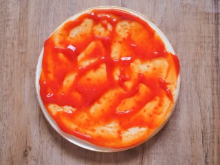 迷你金枪鱼夏威夷披萨,2、制作步骤是很简单的，首先我们先做一个番茄酱铺底，让它的底色有很棒的番茄味。