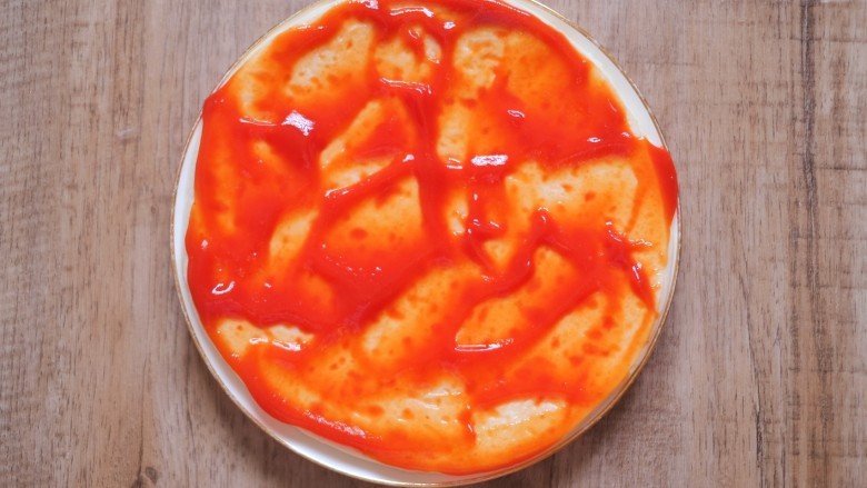 迷你金枪鱼夏威夷披萨,2、制作步骤是很简单的，首先我们先做一个<a style='color:red;display:inline-block;' href='/shicai/ 699'>番茄酱</a>铺底，让它的底色有很棒的番茄味。