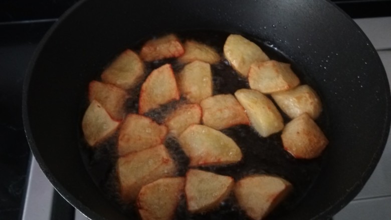 家常地三鲜,土豆同样下锅煎