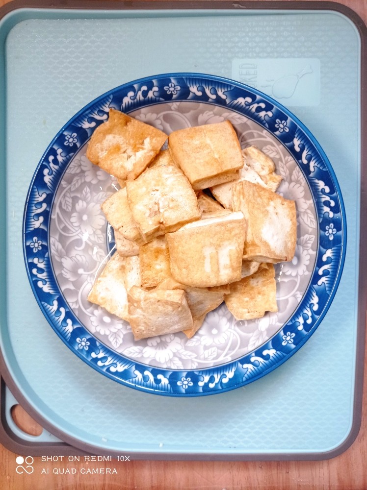 干煸豆腐,煎炸两面金黄捞出备用