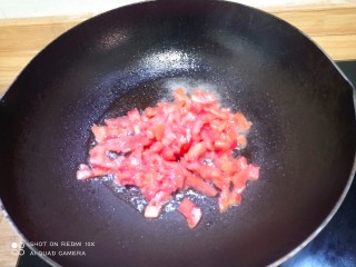 西红柿土豆炖牛肉,倒入西红柿，翻炒