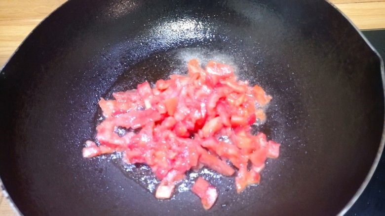 西红柿土豆炖牛肉,倒入西红柿，翻炒