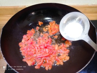 西红柿土豆炖牛肉,加入白糖，炒成番茄汁