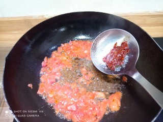 西红柿土豆炖牛肉,加入豆瓣酱