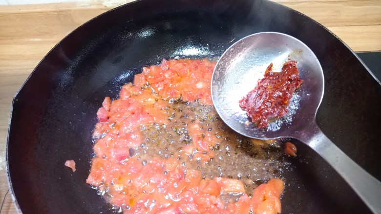 西红柿土豆炖牛肉,加入豆瓣酱