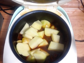 西红柿土豆炖牛肉,快好后倒入土豆，继续闷15分钟