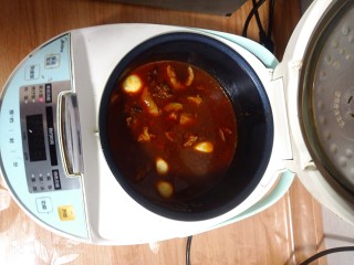 西红柿土豆炖牛肉,煮开后倒入电饭煲，闷三小时以上。有砂锅或者高压锅更好更棒。